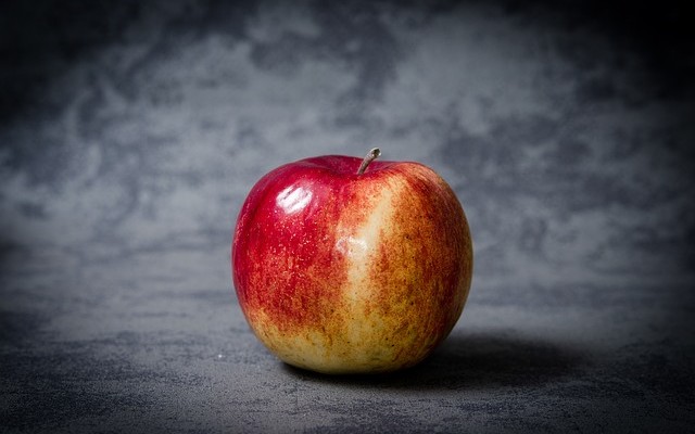 Why I Eat An Apple a Day | TheFitClubNetwork.com
