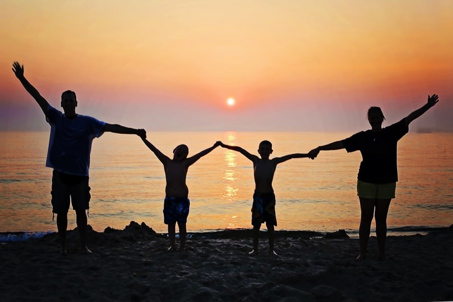 Silhouette of family at sunset | THEFITCLUBNETWORK.COM
